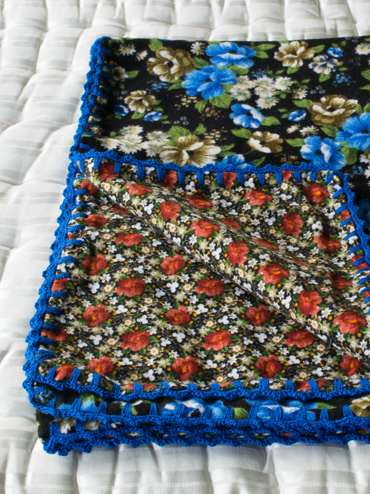 couverture bébé en flanelle with blue flowers